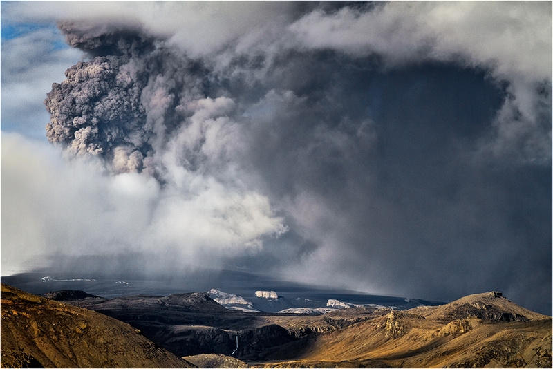 347 - VOLCANIC ERUPTION - EDWARDS ALAN - united kingdom.jpg